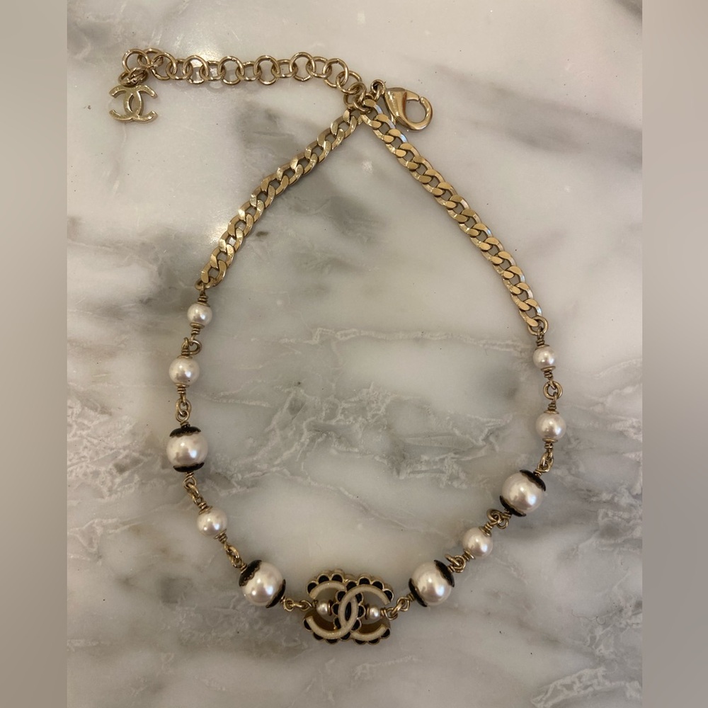CHANEL Necklace with Cream Pearls and CC Motif